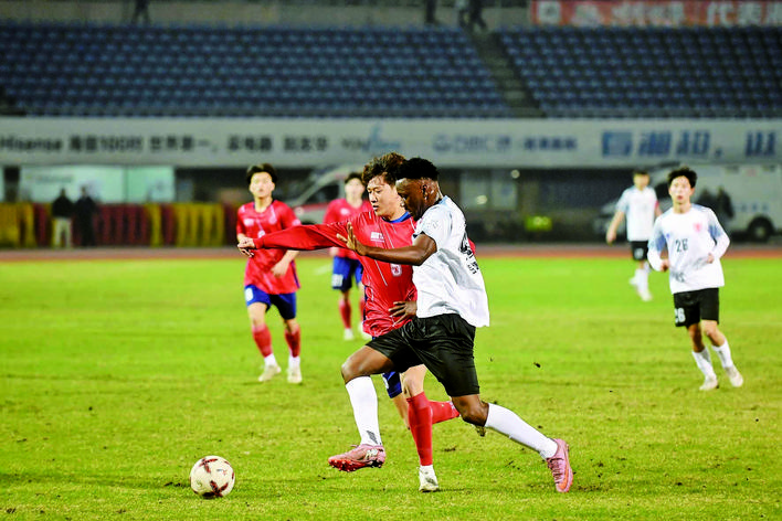 华体会官网入口注册-湘潭市“贺岁杯”足球邀请赛半决赛打响！雨湖岳塘力克对手会师决赛